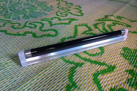 หลอดแบล็คไลท์  8 วัตต์    ยาว 12 นิ้ว  ( ตัวรางเป็นอลูมิเนียม )