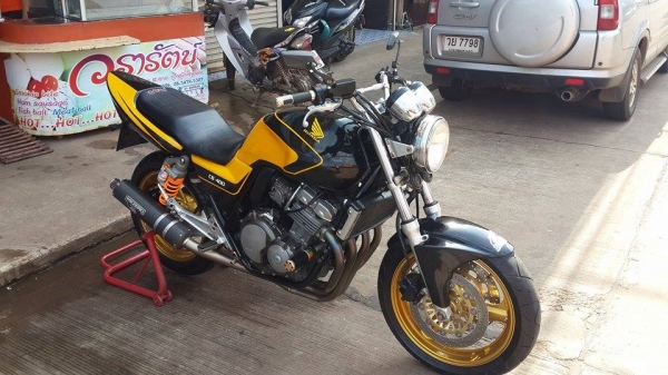 HONDA CB400 ปี93 ของแต่งล้น ท่อแต่ง zero ทั้งเส้น ท้ายแต่งเทค1 ฝากระเป๋าข้างแต่ง บังโคลนหน้าแต่ง ไฟเลี้ยว LED โช๊คหลังปรับระดับ กันล้ม โซ่สเตอเต็ม แฮนด์บาร์ กระจกแต่ง อินวอยส์ สรรพสามิตร สวยๆ คับ ราคา 69500 บาท ส่งได้ทั่วไทยคับ สนใจติดต่อ 081-0578282 ไอดี