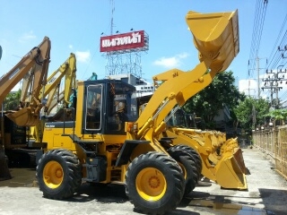 รถตักล้อยาง WA100-1-30753  สภาพสวย รถนำเข้าจากญี่ปุ่น เพิ่งเดินทางถึงไทย รถจอดที่ C.S. Motor หลักสี่  โทร.081-373-0559