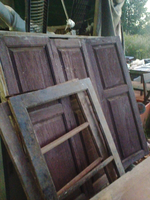 บานหน้าต่างไม้สักลูกฟักพร้อมวงกบและหล็กดัด บานหน้าต่างไม้สักลูกฟักพร้อมวงกบและหล็กดัด