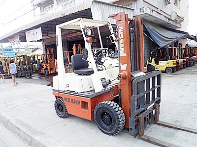 ขายรถยกนิสสัน 1.5 ตัน  เครื่องเบนซิน เกียร์ออโต้   กระบอกคู่  งาเทด้ำ เสาสูง 3 เมตร  ยางตันใหม่ พวงมาลัยเพาเว่อร์  สีเดิมจากนอก นำเข้าจากญี่ปุ่น ใช้งานได้ทันที ราคา160000