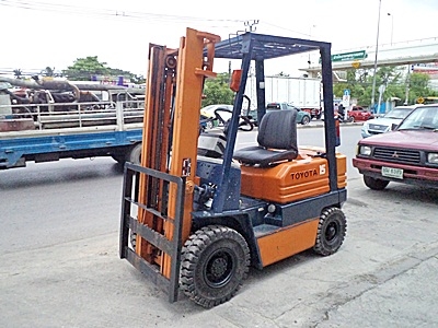 ขายรถยกโตโยต้า 1.5 ตัน รุ่น5 เครื่องเบนซิน   กระบอกคู่  เสาสูง 3 เมตร  ยางตันใหม่ พวงมาลัยเพาเว่อร์  สีเดิมจากนอก นำเข้าจากญี่ปุ่น ใช้งานได้ทันที ราคา170000