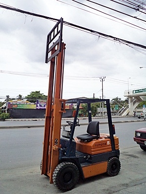 ขายรถยกโตโยต้า 1.5 ตัน รุ่น5 เครื่องเบนซิน   กระบอกคู่  เสาสูง 3 เมตร  ยางตันใหม่ พวงมาลัยเพาเว่อร์  สีเดิมจากนอก นำเข้าจากญี่ปุ่น ใช้งานได้ทันที ราคา170000