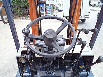 ขายรถยกโตโยต้า 1.5 ตัน รุ่น5 เครื่องเบนซิน   กระบอกคู่  เสาสูง 3 เมตร  ยางตันใหม่ พวงมาลัยเพาเว่อร์  สีเดิมจากนอก นำเข้าจากญี่ปุ่น ใช้งานได้ทันที ราคา170000