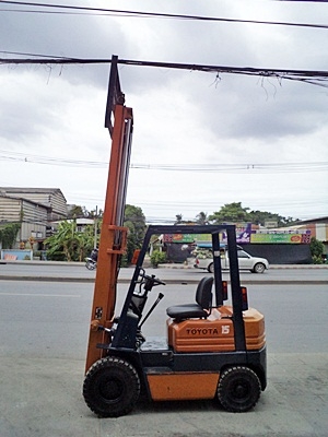 ขายรถยกโตโยต้า 1.5 ตัน รุ่น5 เครื่องเบนซิน   กระบอกคู่  เสาสูง 3 เมตร  ยางตันใหม่ พวงมาลัยเพาเว่อร์  สีเดิมจากนอก นำเข้าจากญี่ปุ่น ใช้งานได้ทันที ราคา170000