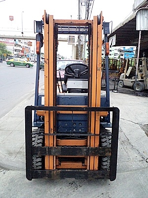 ขายรถยกโตโยต้า 1.5 ตัน รุ่น5 เครื่องเบนซิน   กระบอกคู่  เสาสูง 3 เมตร  ยางตันใหม่ พวงมาลัยเพาเว่อร์  สีเดิมจากนอก นำเข้าจากญี่ปุ่น ใช้งานได้ทันที ราคา170000