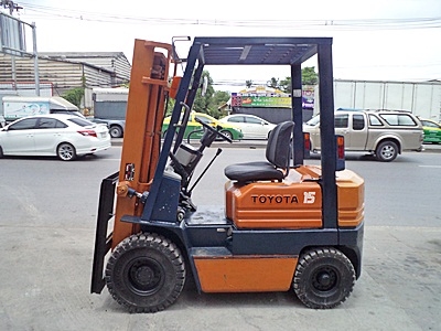 ขายรถยกโตโยต้า 1.5 ตัน รุ่น5 เครื่องเบนซิน   กระบอกคู่  เสาสูง 3 เมตร  ยางตันใหม่ พวงมาลัยเพาเว่อร์  สีเดิมจากนอก นำเข้าจากญี่ปุ่น ใช้งานได้ทันที ราคา170000