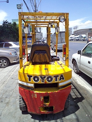 ขายรถยกโตโยต้า 1.5 ตัน รุ่น5 เครื่องเบนซิน เกียร์ออโต้  กระบอกคู่ ยางตันใหม่ เสาสูง 3 เมตร  พวงมาลัยเพาเว่อร์  สีเดิมจากนอก นำเข้าจากญี่ปุ่น ใช้งานได้ทันที ราคา170000