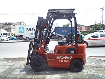 ขายรถยกนิสสัน 1.5 ตัน (รุ่นใหม่-มีหลังคา)  เครื่องเบนซิน เกียร์ออโต้  กระบอกคู่   เสาสูง 3 เมตร ยางตันใหม่ พวงมาลัยเพาเว่อร์  สีเดิมจากนอก นำเข้าจากญี่ปุ่น ใช้งานได้ทันที ราคา170000