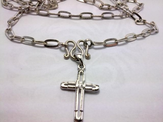 สร้อยเงินกับไม้กางเขนเงิน