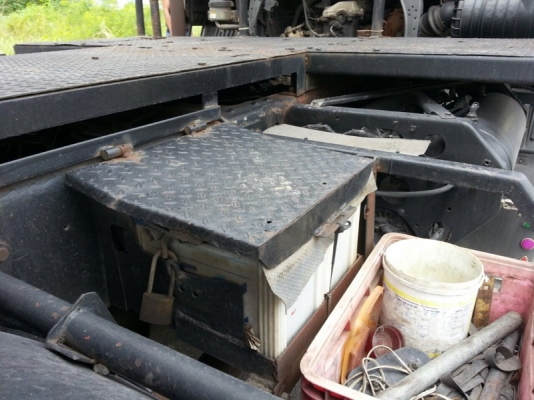 รถฮีโน่ 10 ล้อ หัวลาก  260 แรงม้า. ปี 49  ( ขายเฉพาะหัว )  สนใจติดต่อ 081 - 6079515