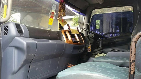 รถฮีโน่ 10 ล้อ หัวลาก  260 แรงม้า. ปี 49  ( ขายเฉพาะหัว )  สนใจติดต่อ 081 - 6079515