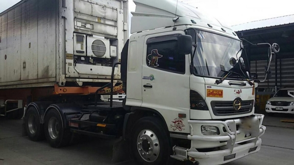 รถฮีโน่ 10 ล้อ หัวลาก  260 แรงม้า. ปี 49  ( ขายเฉพาะหัว )  สนใจติดต่อ 081 - 6079515