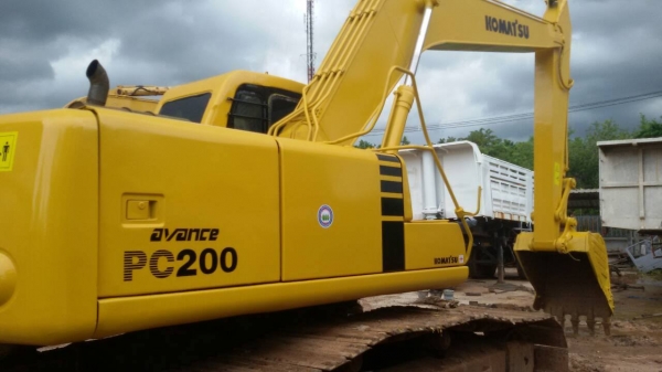 KOMATSU  PC200-6 วางเครื่องใหม่ อีซูซุ6BG1 ซีเรียล94000 เล่มพร้อม แอร์เย็น ไฟฟ้าตัดนะครับพี่น้อง