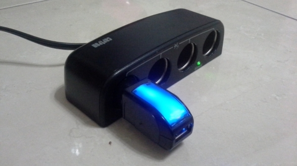 ตัวชาร์จมือถือช่อง USB และกล่องพ่วงที่จุดบุหรี่ 1 ออก 3 มือสองญี่ปุ่น