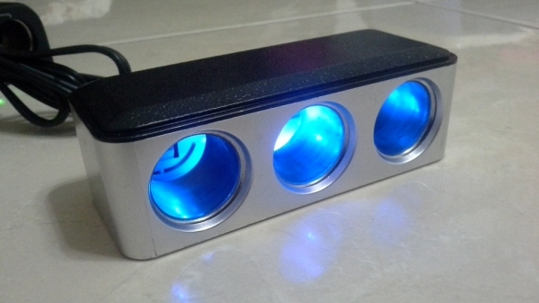 ตัวชาร์จมือถือช่อง USB และกล่องพ่วงที่จุดบุหรี่ 1 ออก 3 มือสองญี่ปุ่น ตัวชาร์จมือถือช่อง USB และกล่องพ่วงที่จุดบุหรี่ 1 ออก 3 มือสองญี่ปุ่น