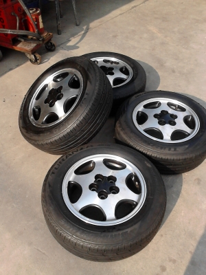 แม๊ก TOYOTA  รถเก๋ง 5 รู  พร้อมยาง BRIDGESTONE  185/65R14  ชุด 4 ล้อ TEL.081-427-3941