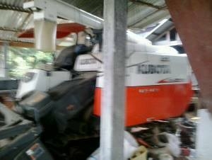 ***ขายแล้วครับขอบคุณ Truck2hand <<ถูกๆจัดให้ ร่วมสู้ด้วยกัน พี่น้องครับ !!>>ขายรถเกี่ยวข้าวแบบอุ้ม สวยๆ KUBOTA DC-95GM ปี54 1,3xx ชม. เครื่องเดิมปั้มเดิม เครื่องดีเซลKUBOTA 95แรง แน่นๆ แห้งๆ ปั้มดีแรงดี ทำงานดี เร็ว คล่องตัว ช่วงล่าง80-90\% บอด