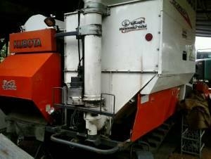 ***ขายแล้วครับขอบคุณ Truck2hand <<ถูกๆจัดให้ ร่วมสู้ด้วยกัน พี่น้องครับ !!>>ขายรถเกี่ยวข้าวแบบอุ้ม สวยๆ KUBOTA DC-95GM ปี54 1,3xx ชม. เครื่องเดิมปั้มเดิม เครื่องดีเซลKUBOTA 95แรง แน่นๆ แห้งๆ ปั้มดีแรงดี ทำงานดี เร็ว คล่องตัว ช่วงล่าง80-90\% บอด