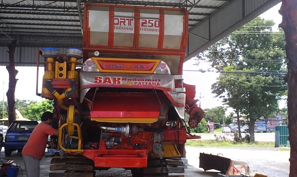 รถเกี่ยวข้าวศักดิ์พัฒนา KM49 รถเกี่ยวข้าวศักดิ์พัฒนา KM49
