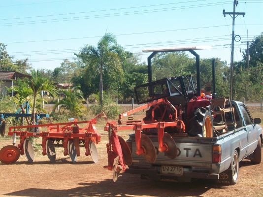 ขายรถไถเล็ก15แรงม้า3สูบใช่ดีจริงๆพร้อมโรตารี้1.20เมตรและกระบะหลังตามรูปครับ