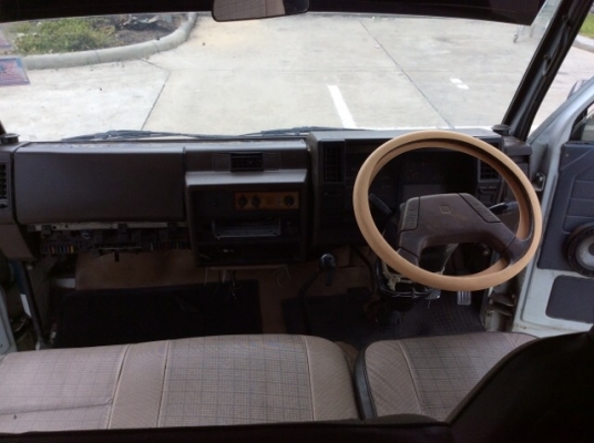 ขายรถตู้ อีซูซุ บัดดี้ ปี 98 ตัวสุดท้าย เครื่องเดิมฝาทอง 2.8 เกียร์ธรรมดา  เบาะหนัง เบาะหลังมีแถวเดียวตามรูป แอร์เย็น แอร์หน้า แอร์ราวหลัง ตัวถังสวยเดิมมาก ไม่มีชนครับ คัสซีสวย เครื่องแน่นดีมาก เกียร์แน่น ช่วงล่างดีครับ ล้อแม็ก รถขับดีมาก พร้อมใช้ครับ