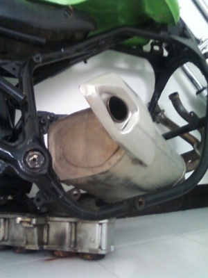 ท่อไอเสียสำหรับแต่งใส่เดิมๆ ราคาถูกสุด ต่อรองได้ รุ่น kawasaki er6n  ใส่ได้หลายรุ่น ราคา  5500 บาท