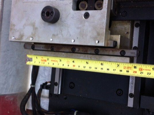 แท่นเลื่อนไปมาของเครื่องกลึงเครื่องกัดใช้มือหมุนเลื่อนหรือใช้ชุดมอเตอร์ที่ติดมาทำงานแทนได้เลย