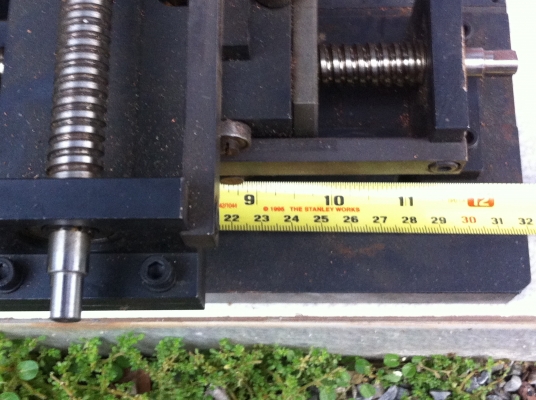 แท่นเลื่อนไปมาของเครื่องกลึงเครื่องกัดใช้มือหมุนเลื่อนหรือใช้ชุดมอเตอร์ที่ติดมาทำงานแทนได้เลย