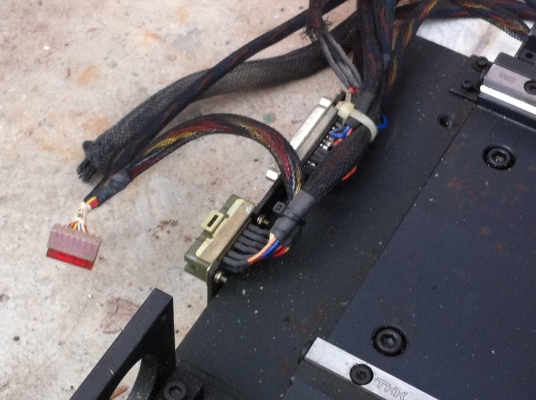 แท่นเลื่อนไปมาของเครื่องกลึงเครื่องกัดใช้มือหมุนเลื่อนหรือใช้ชุดมอเตอร์ที่ติดมาทำงานแทนได้เลย