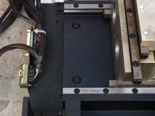 แท่นเลื่อนไปมาของเครื่องกลึงเครื่องกัดใช้มือหมุนเลื่อนหรือใช้ชุดมอเตอร์ที่ติดมาทำงานแทนได้เลย