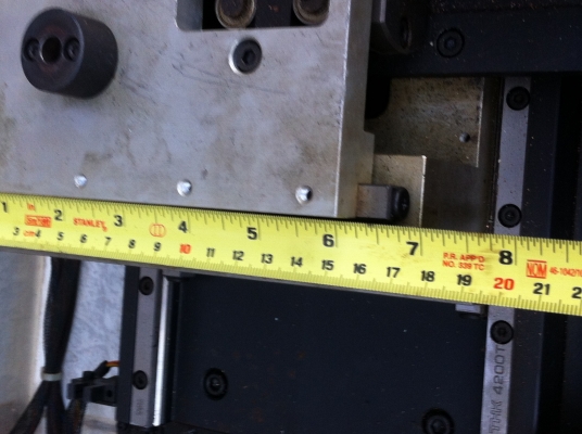 แท่นเลื่อนไปมาของเครื่องกลึงเครื่องกัดใช้มือหมุนเลื่อนหรือใช้ชุดมอเตอร์ที่ติดมาทำงานแทนได้เลย