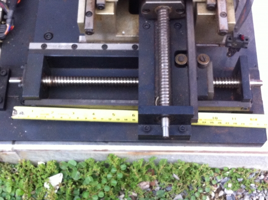 แท่นเลื่อนไปมาของเครื่องกลึงเครื่องกัดใช้มือหมุนเลื่อนหรือใช้ชุดมอเตอร์ที่ติดมาทำงานแทนได้เลย