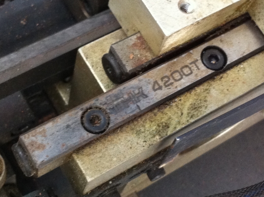 แท่นเลื่อนไปมาของเครื่องกลึงเครื่องกัดใช้มือหมุนเลื่อนหรือใช้ชุดมอเตอร์ที่ติดมาทำงานแทนได้เลย