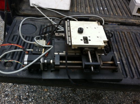 แท่นเลื่อนไปมาของเครื่องกลึงเครื่องกัดใช้มือหมุนเลื่อนหรือใช้ชุดมอเตอร์ที่ติดมาทำงานแทนได้เลย