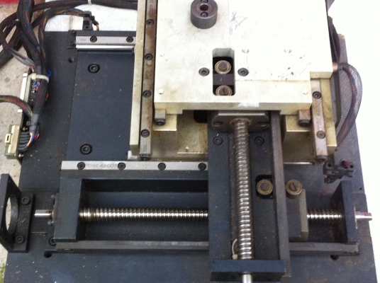 แท่นเลื่อนไปมาของเครื่องกลึงเครื่องกัดใช้มือหมุนเลื่อนหรือใช้ชุดมอเตอร์ที่ติดมาทำงานแทนได้เลย