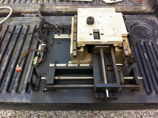 แท่นเลื่อนไปมาของเครื่องกลึงเครื่องกัดใช้มือหมุนเลื่อนหรือใช้ชุดมอเตอร์ที่ติดมาทำงานแทนได้เลย