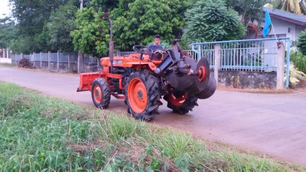ขายรถไถ Kubota L2201 สองเพลา มีใบดัน พร้อมผาน 5 เครื่องดี เกียร์ดีครับ