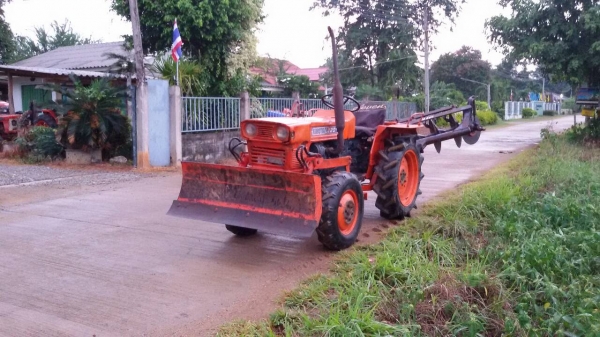 ขายรถไถ Kubota L2201 สองเพลา มีใบดัน พร้อมผาน 5 เครื่องดี เกียร์ดีครับ