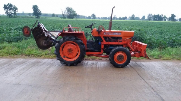 ขายรถไถ Kubota L2201 สองเพลา มีใบดัน พร้อมผาน 5 เครื่องดี เกียร์ดีครับ