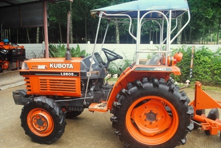 ขายรถไถ Kubota L 2605 (4WD) พร้อมผานหลัง เครื่องดีพร้อมใช้งานครับ