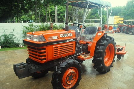 ขายรถไถ Kubota L 2605 (4WD) พร้อมผานหลัง เครื่องดีพร้อมใช้งานครับ