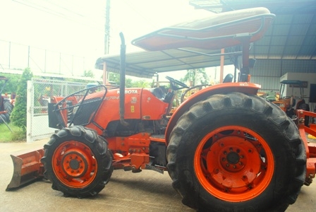 ขายรถไถ Kubota M7040 (4WD) พร้อมดันหน้าและผาน3 สีเดิม เครื่องนิ่มๆครับ