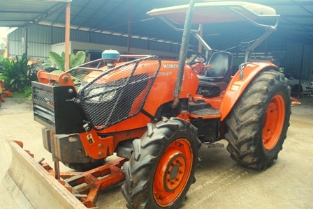 ขายรถไถ Kubota M7040 (4WD) พร้อมดันหน้าและผาน3 สีเดิม เครื่องนิ่มๆครับ