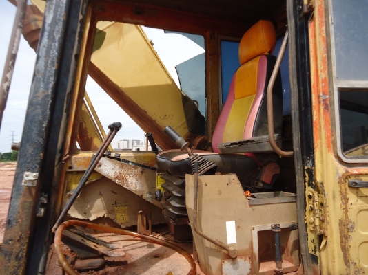 ขายด่วนรถแบคโฮCATE200Bสภาพพร้อมใช้งานมีจอไฟฟ้า