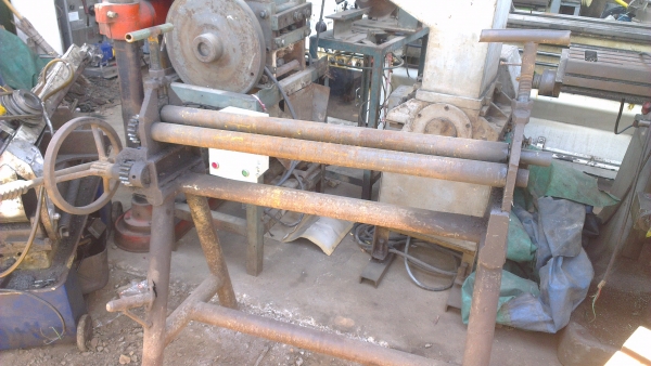 Sell> ขายเครื่องม้วนเหล็กแผ่น ใช้มือหมุนครับ หน้ากว้าง 90 เซน เพลาโต 2" นิ้ว ใช้งานได้ปกติครับ ราคาน่าจับจองครับ