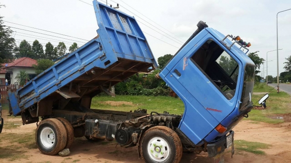 ขาย6ล้อดั้มเล็ก3คิวน์เครื่ง110แรง.