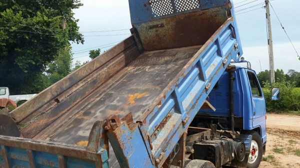 ขาย6ล้อดั้มเล็ก3คิวน์เครื่ง110แรง.