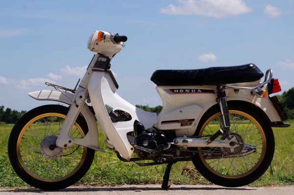 ขาย HONDA C 700 เครื่อง LIFAN 125 สตาทร์มือ เครื่องแจ้งลงเล่มแล้ว ทะเบียนพร้อมโอน ภาษี 2557 รถสวยพร้อมใช้ ขับแน่น ๆ ระบบไฟติดครบทุกจุด แบตร์ใหม่ ยางดอกเต็ม