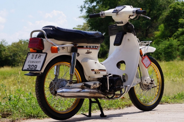 ขาย HONDA C 700 เครื่อง LIFAN 125 สตาทร์มือ เครื่องแจ้งลงเล่มแล้ว ทะเบียนพร้อมโอน ภาษี 2557 รถสวยพร้อมใช้ ขับแน่น ๆ ระบบไฟติดครบทุกจุด แบตร์ใหม่ ยางดอกเต็ม